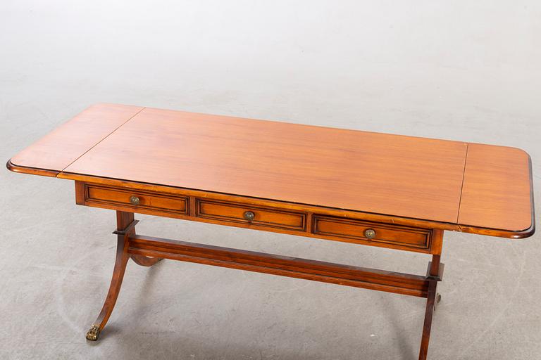 Soffbord engelsk stil, mahogny , Åmells Möbler  1900-talets andra hälft.