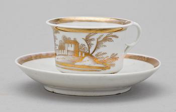 KAFFESERVISDELAR, 9 st samt KANNA, porslin, senempire, troligen Frankrike, 1840-tal.