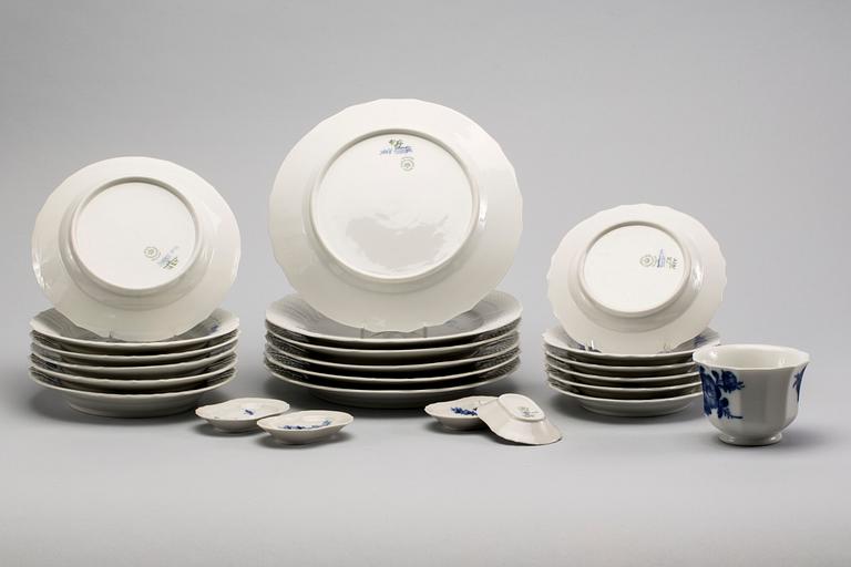 SERVISDELAR, 23 st, porslin, "Blå blomst", Royal Copenhagen, 1900-talets andra hälft.