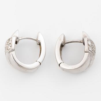 18K white gold earrings with small brilliant-cut diamonds.