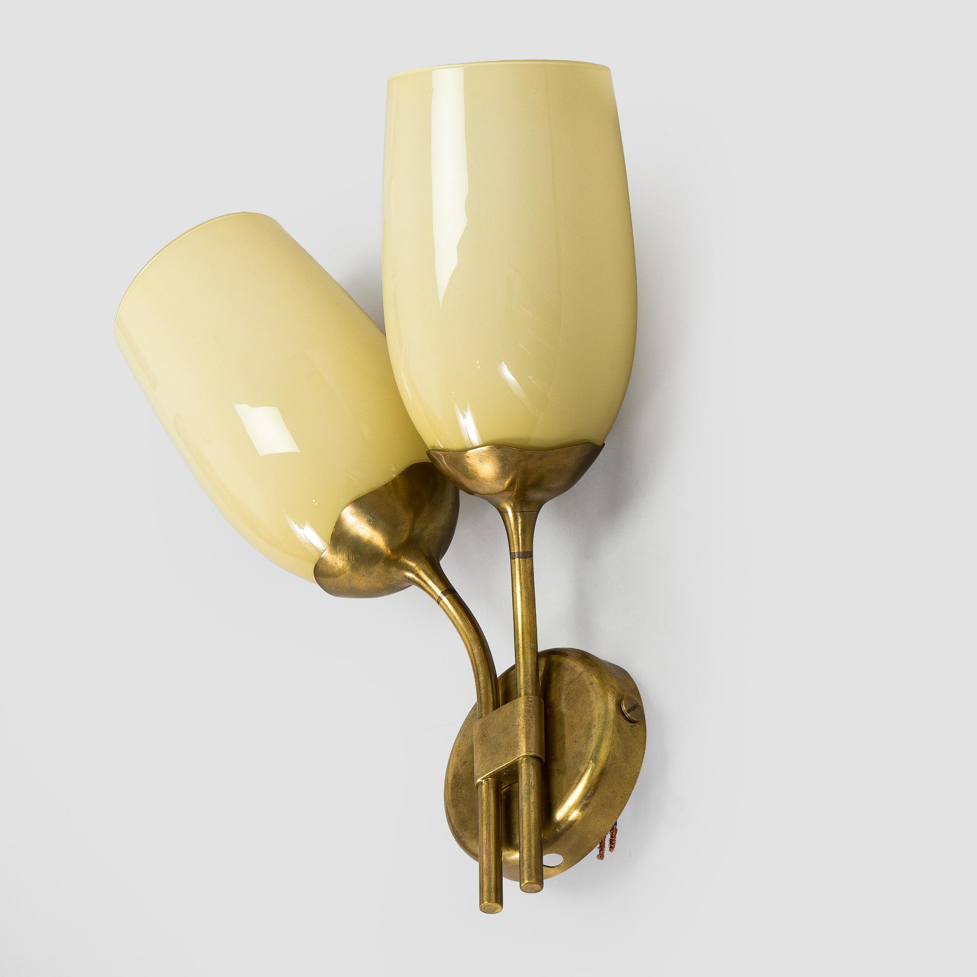 Paavo Tynell, a mid-20th century '9452' wall light for Idman.