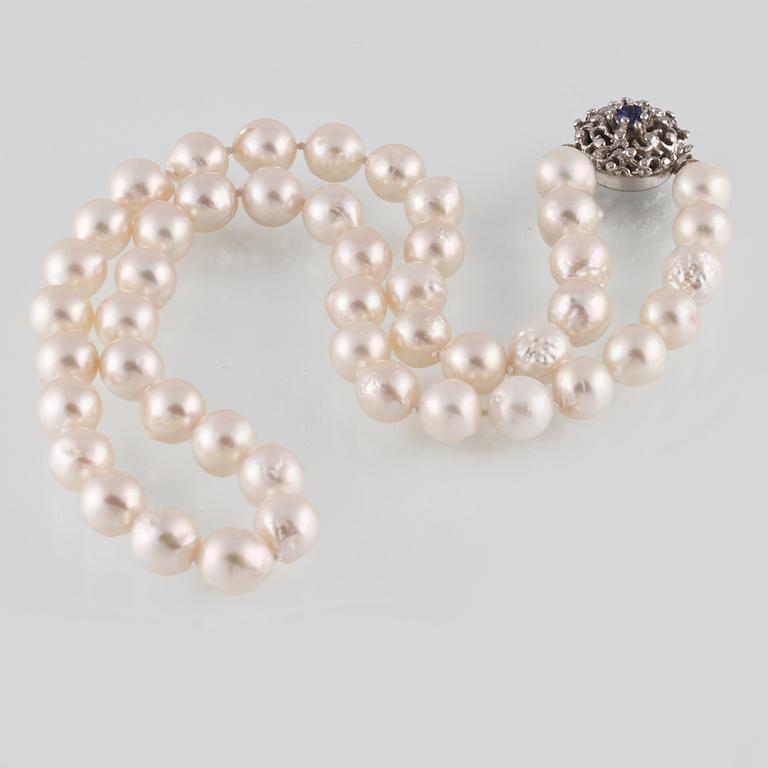 COLLIER. odlade pärlor med lås i silver med fasettslipad blå safir, utländsk stämpel. Vikt 40,5 gram.