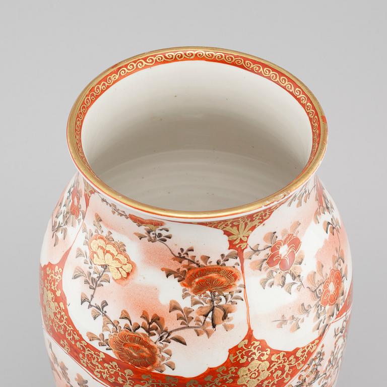 A Japanese porcelain vase from the Meiji period (1868-1912) .