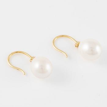 Örhängen 18K guld med odlade pärlor och briljantslipade diamanter.