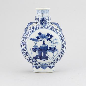 A blue and white moon flask/vase, Qing dynasty, Guangxu (1875-1908).