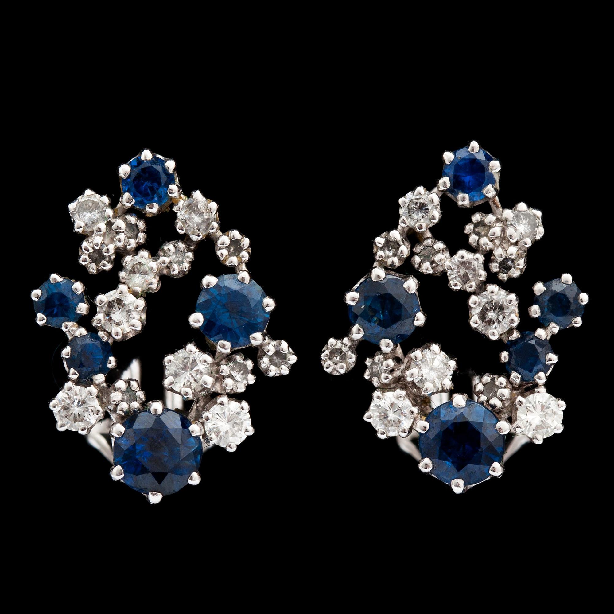 ÖRHÄNGEN, blå safirer och briljantslipade diamanter, tot. ca 0.60 ct.