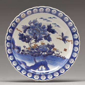 SKÅLFAT, porslin. Japan, 1800-talets andra hälft.