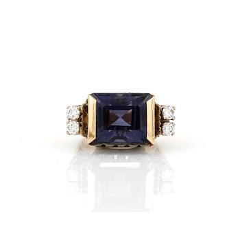 RING, 18K guld med iolit, ca 9,74 ct, samt briljanter, tot ca 0,40 ct, Atelier Ajour, Stockholm, 1977. Total vikt ca 9 g.
