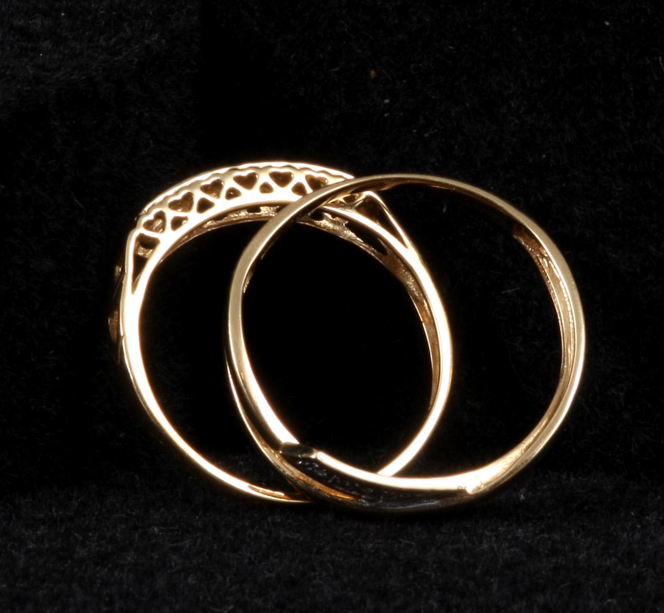 RINGAR, 2 st, 18K guld samt briljanter. Bl a importstämplar samt utländska stämplar.