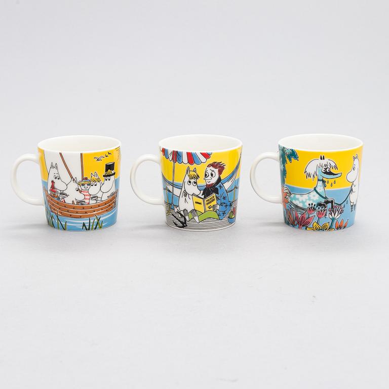 A Moomin pitcher and twelve Moomin mugs, vitro porcelain, Moomin Characters, Arabia.