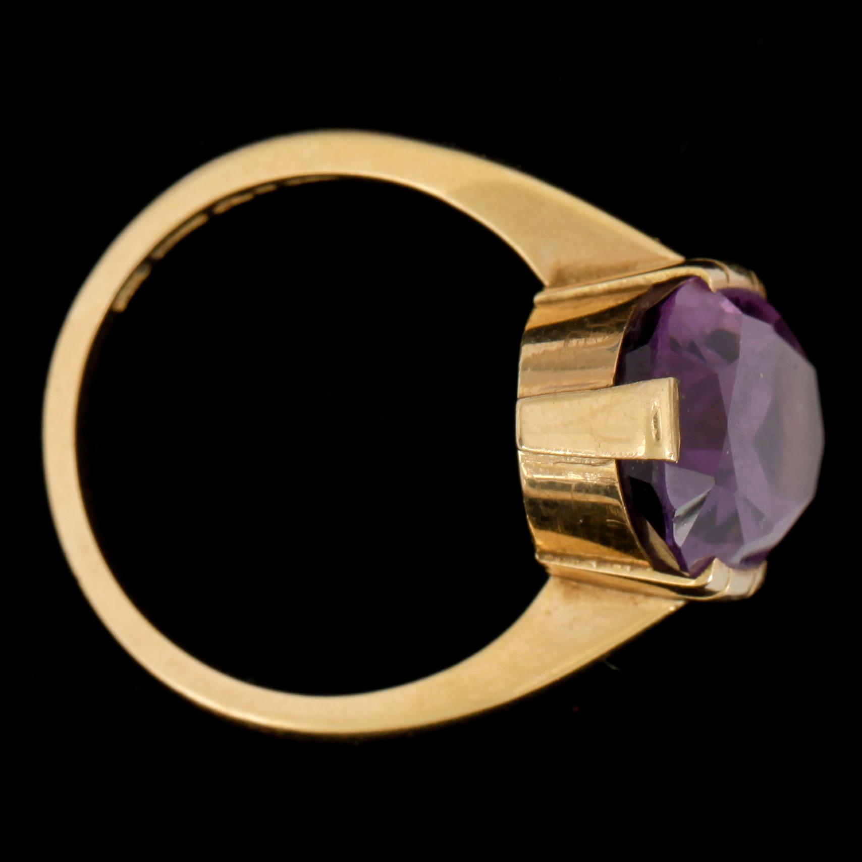 RING, 18k guld med oval faseterrad ametist, 1947. Vikt ca 8,7 gram.