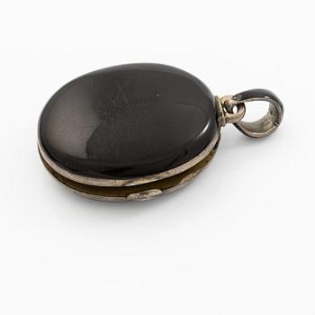 Samling smycken silver med svarta fasettslipade stenar, tre broscher, hattnål, medaljong och armband.