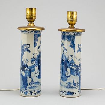 A pair of blue and white vases converted into table lampts, Qing dynasty, late 19th century.