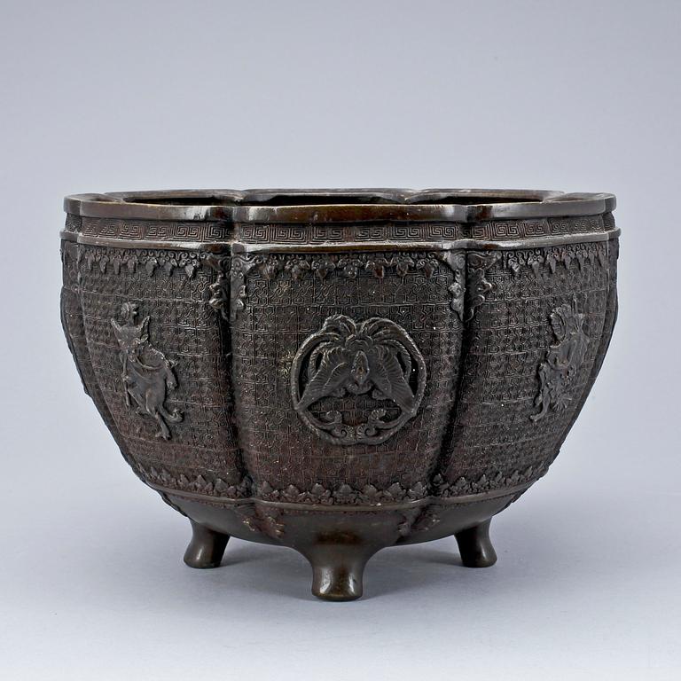 A bronze flower pot, late Qing dynasty.