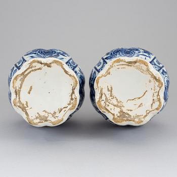 VASER, ett par, fajans, Delft, Holland, 1700-tal.