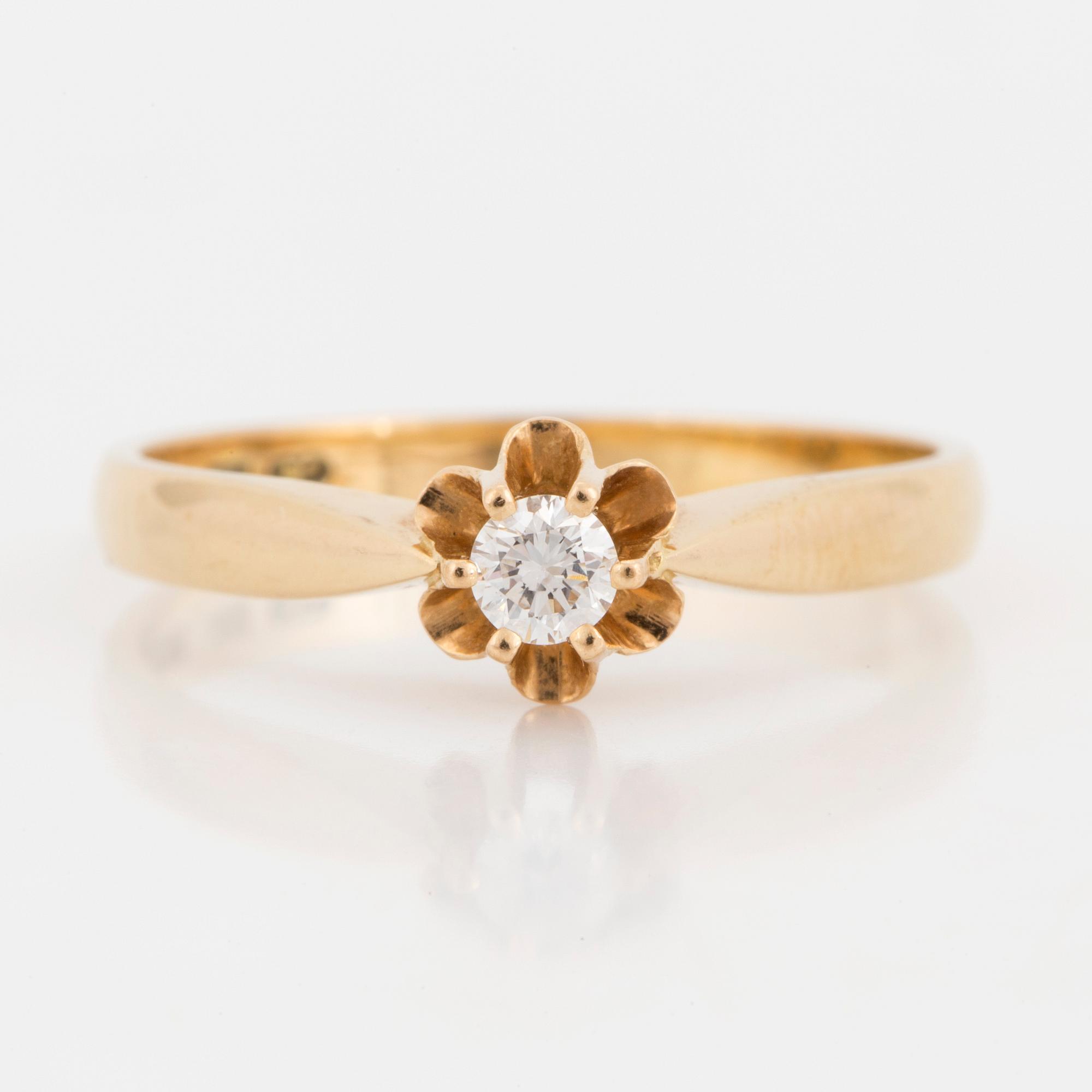 RING, med briljantslipad diamant.
