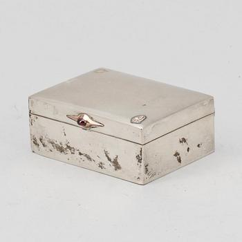 CIGARETTSKRIN, silver. C.G Hallberg, Stockholm, 1904. Totalvikt ca 505 gram.