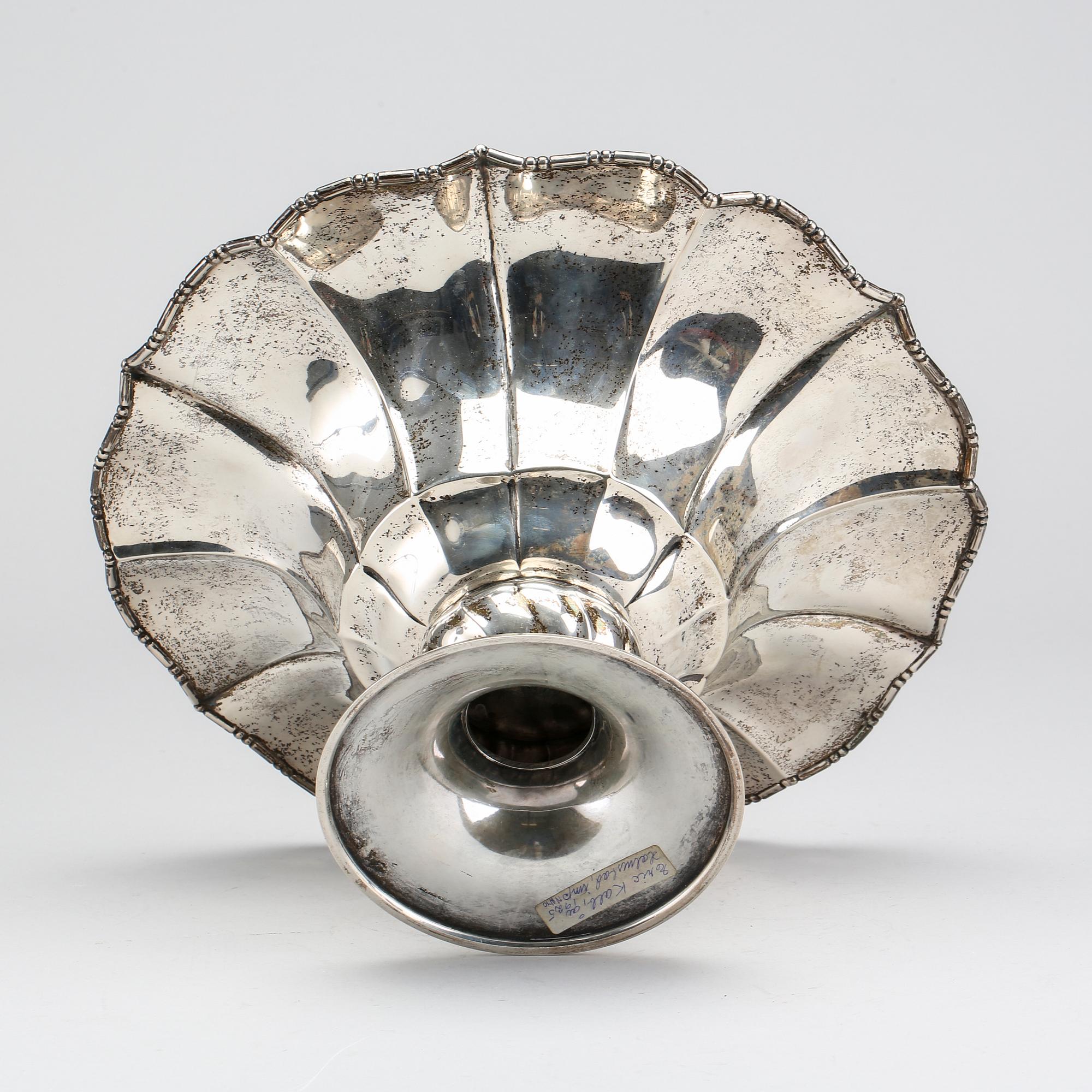ERIC KALB, skål på fot, silver, Halmstad 1925, svenska importstämplar. Vikt c:a 790 g.