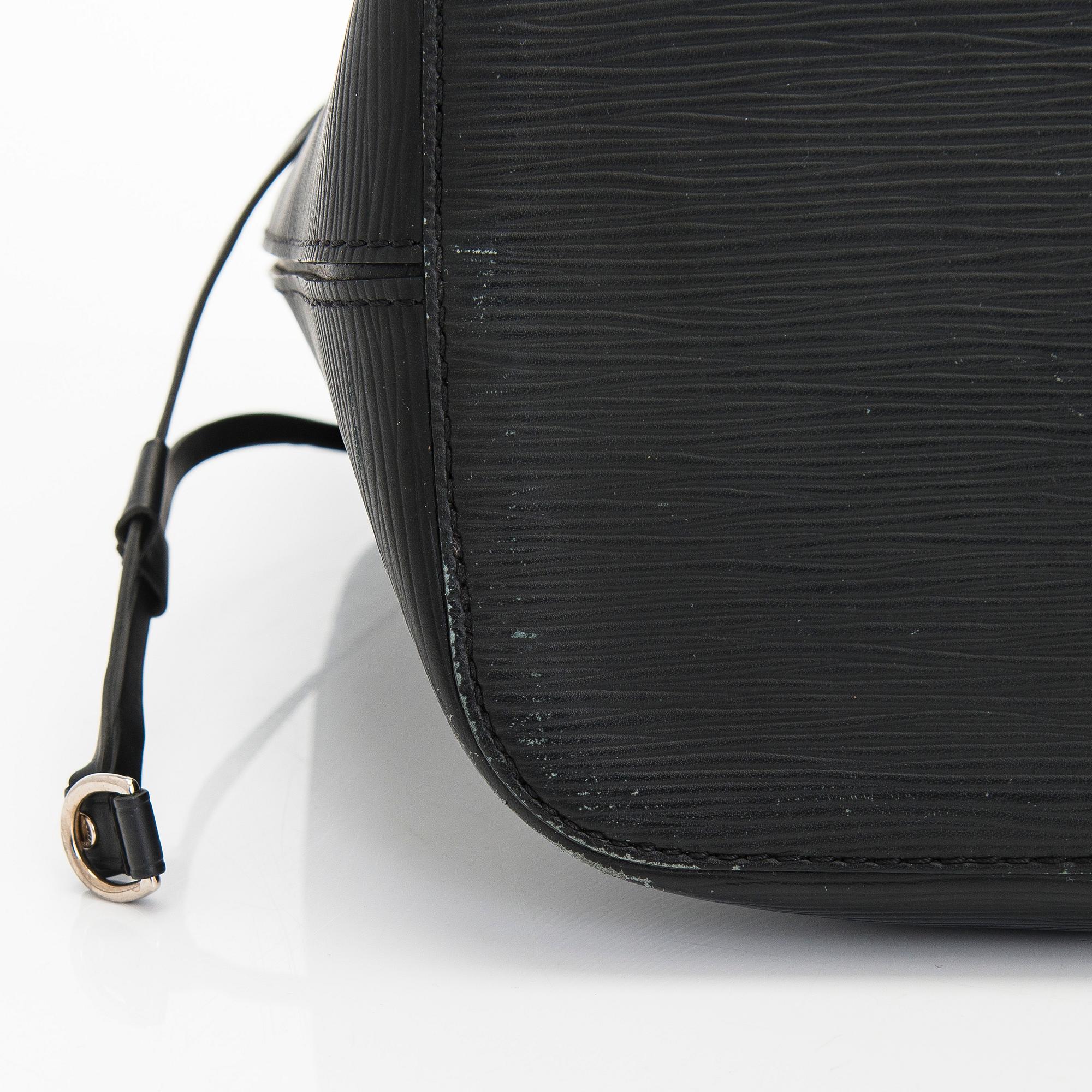 Louis Vuitton, a 'Neverfull MM' bag.