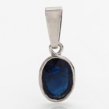 A 14K white gold pendant with a ca. 2.87 ct sapphire.