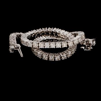 ARMBAND, 18k vitguld med 74 briljantslipade diamanter, totalt 4.00 ct. Vikt 12 g.