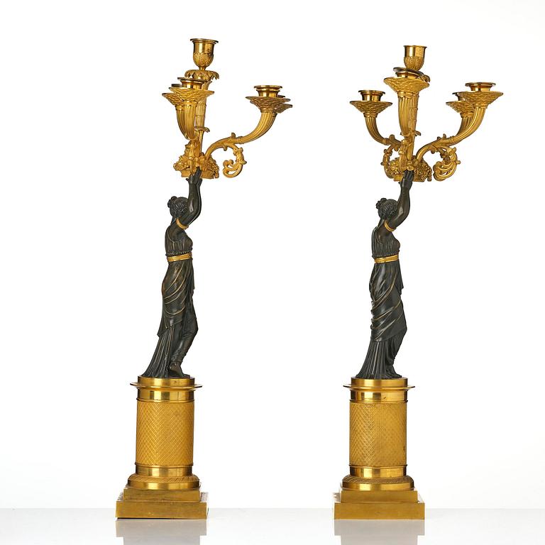 Kandelabrar, ett par, för fem ljus, tillskrivna Francois Rabiat (verksam i Paris 1756-1815), Empire.