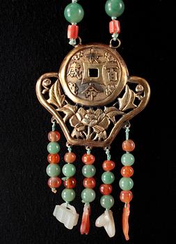 COLLIER, pärlor av bla nefrit och koraller med hänge av förgyllt silver, 1900-tal.
