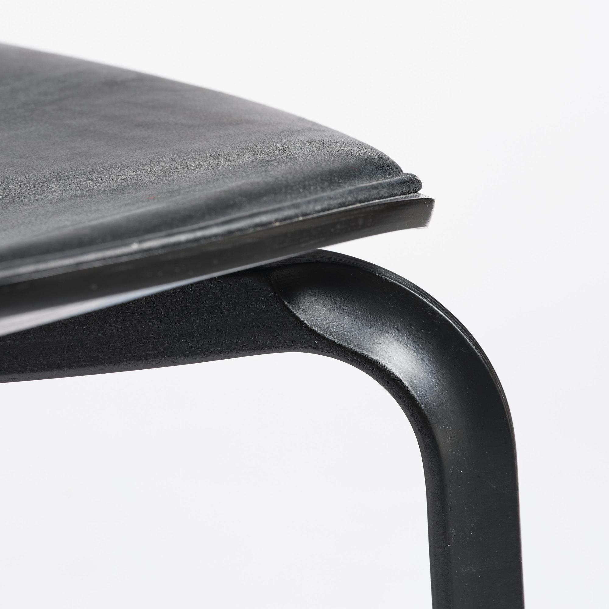 Arne Jacobsen, a set of six "Grand Prix" (Exclusive Edition Black) dining chairs, Fritz Hansen, 2021.