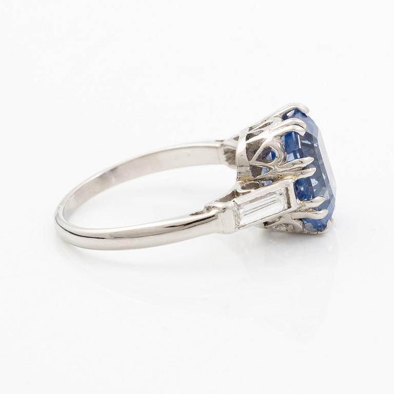 Ring platina med safir och baguetteslipade diamanter. Medföljande report GCS.