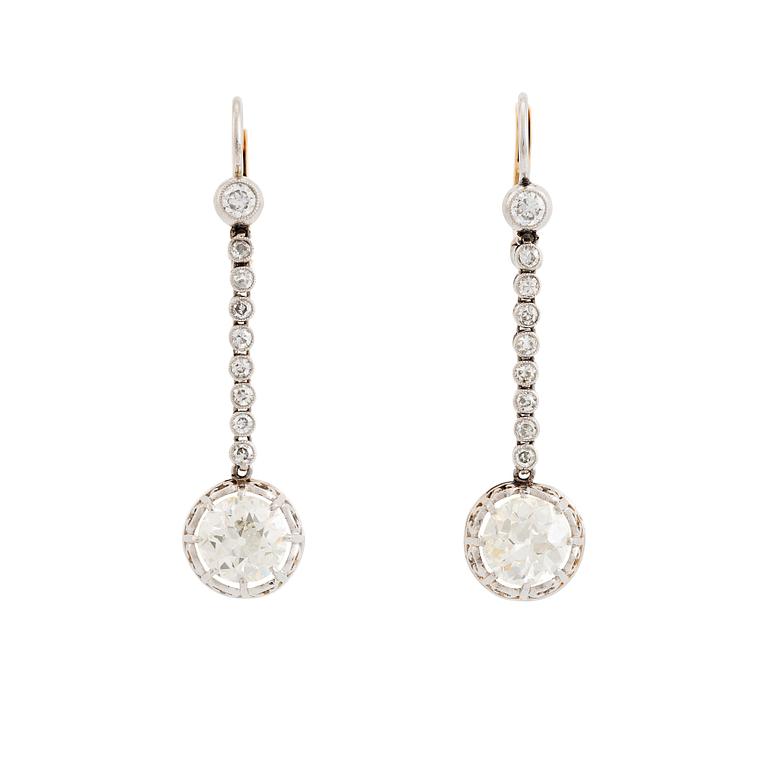 Ett par örhängen 18K vitguld med gammaslipade diamanter.