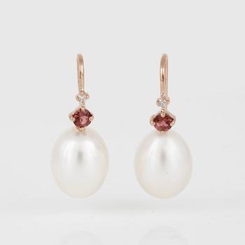 ÖRHÄNGEN, ett par, med odlade sötvattenspärlor, diamanter och rosa turmaliner.