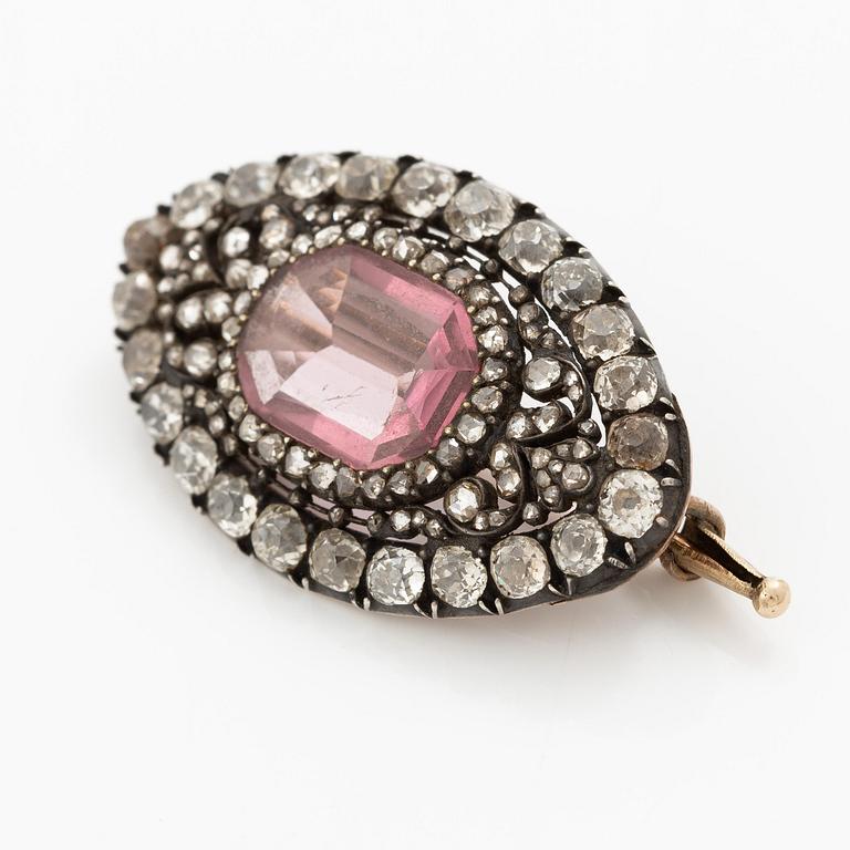 Brosch 14K guld och silver med en fasettslipad spinell samt gammal- och rosenslipade diamanter.