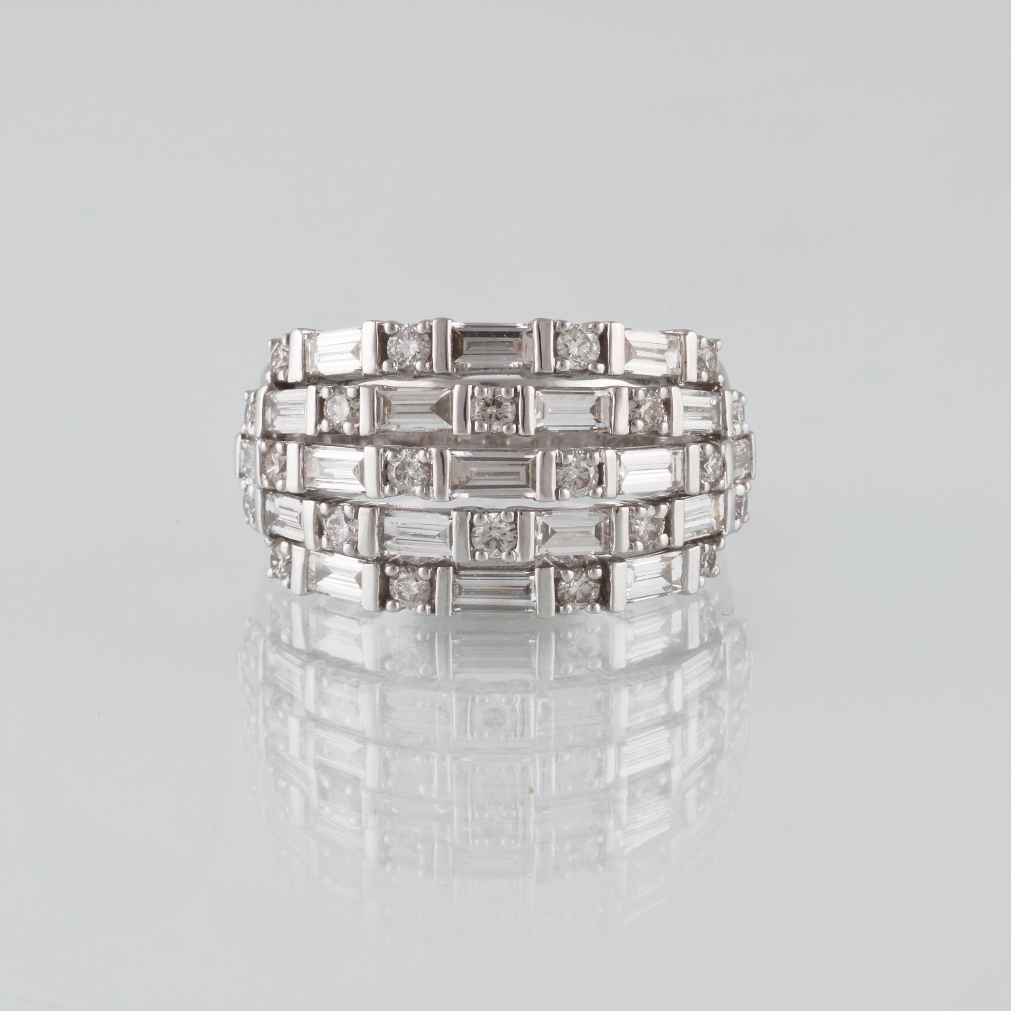 RING, 18K vitguld med 22 briljantslipade och 19 baguettslipade diamanter ca 2.26 ct. Vikt 11,1 gram.
