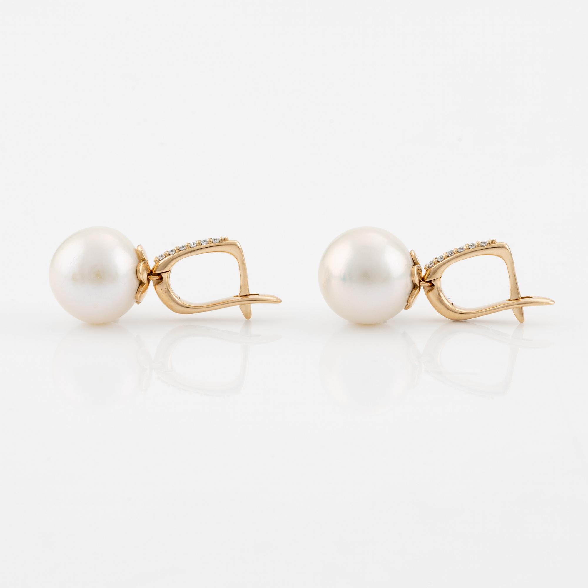 Ett par örhängen 18K guld med odlade sötvattenspärlor och runda briljantslipade diamanter.