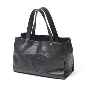 316. A black leather handbag by Chanel.