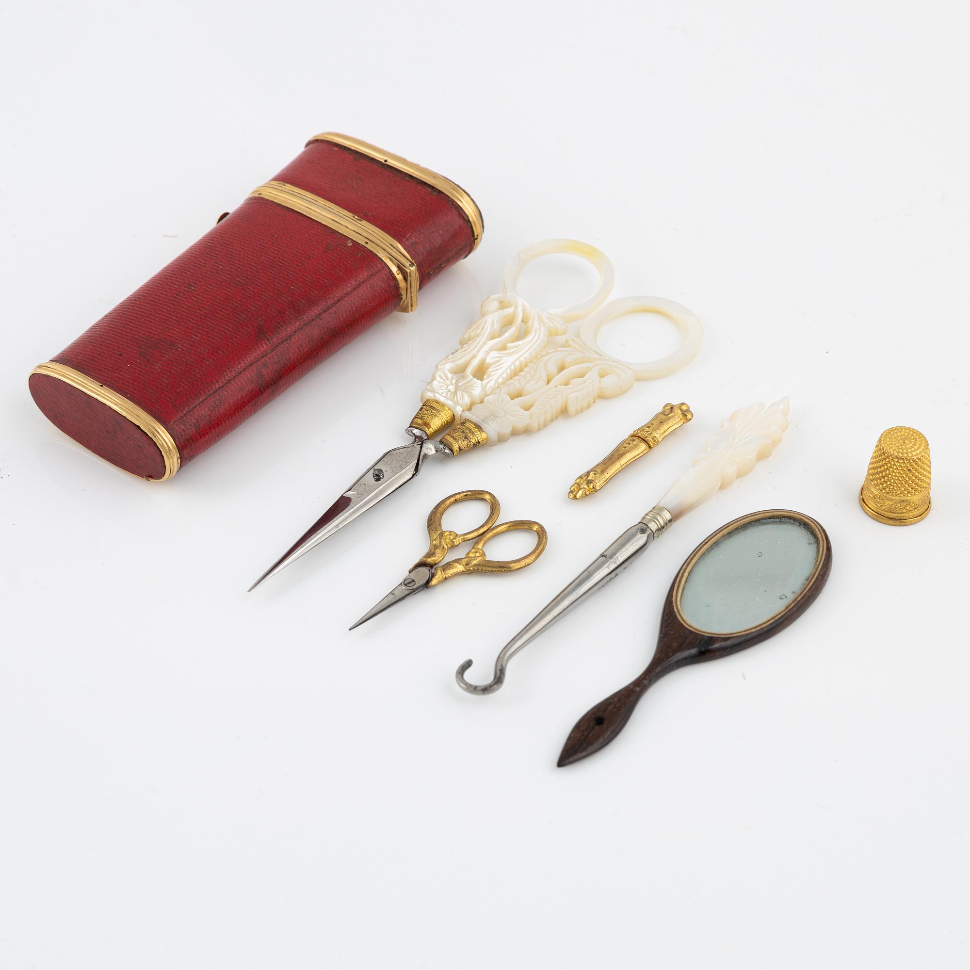 Necessär med utensilier, samt sytillbehör, 1800-tal.
