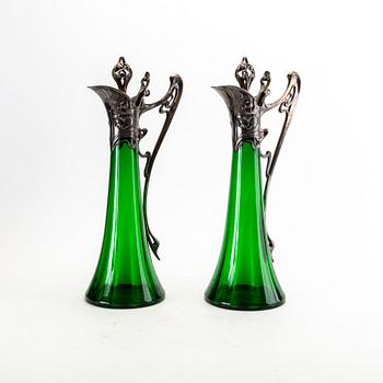 A pair of Art Nouveau glas and metall decanters, around 1900.