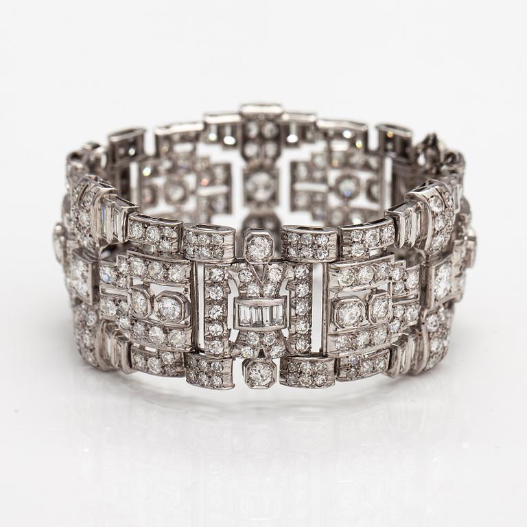 An art deco style platinum bracelet with diamonds ca. 17.85 ct in total.
