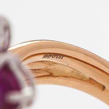 Sormus, 18K ruusukultaa, ovaaleja ja pisaramuotoisia rubiineja sekä briljanttihiottuja timantteja.