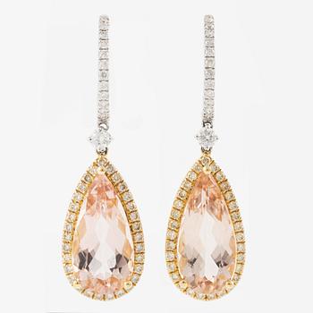 Earrings with drop-shaped morganites and brilliant-cut diamonds.