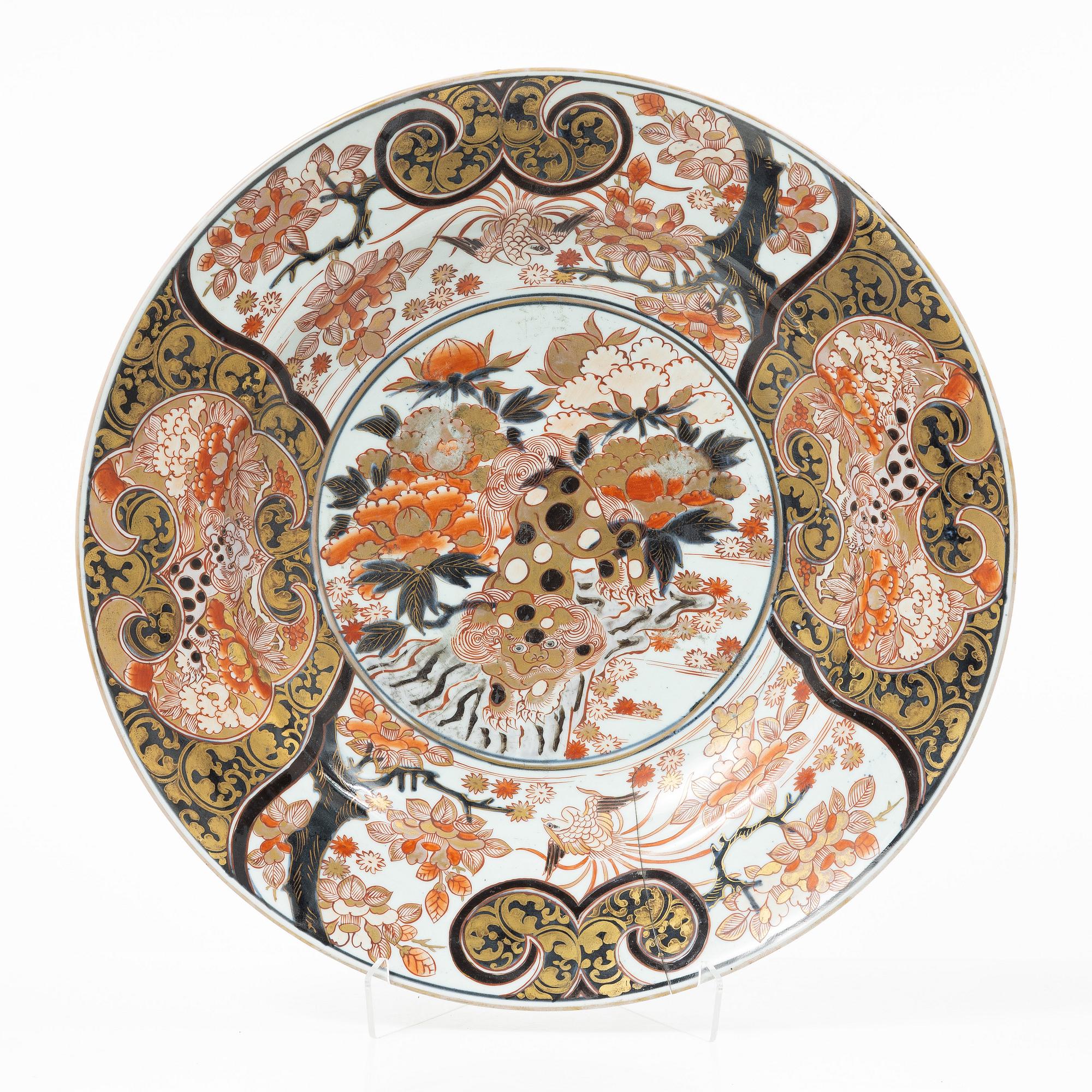 A massive Japanese imari charger with a buddhist lion, Edo period (1603-1868).