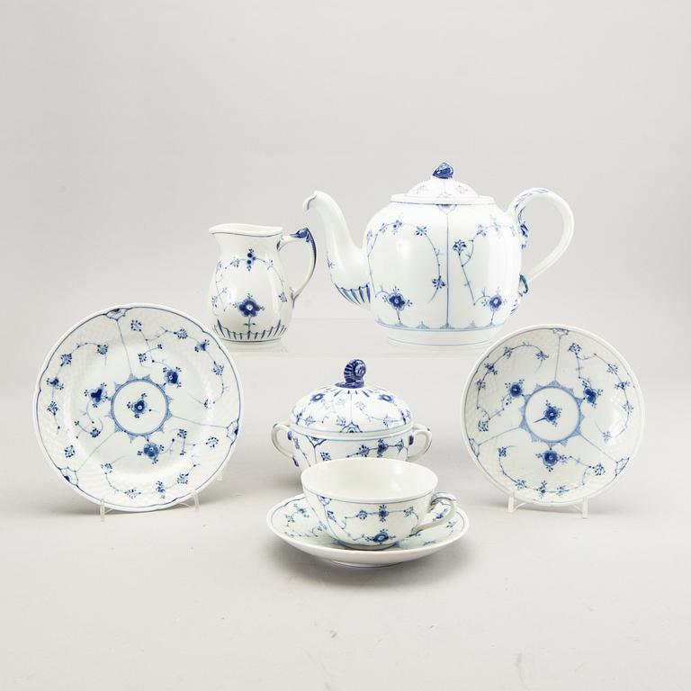 A 26 pcs Musselmalet tea service  from Bing & Gröndahl Denmark later part of the 20th century.