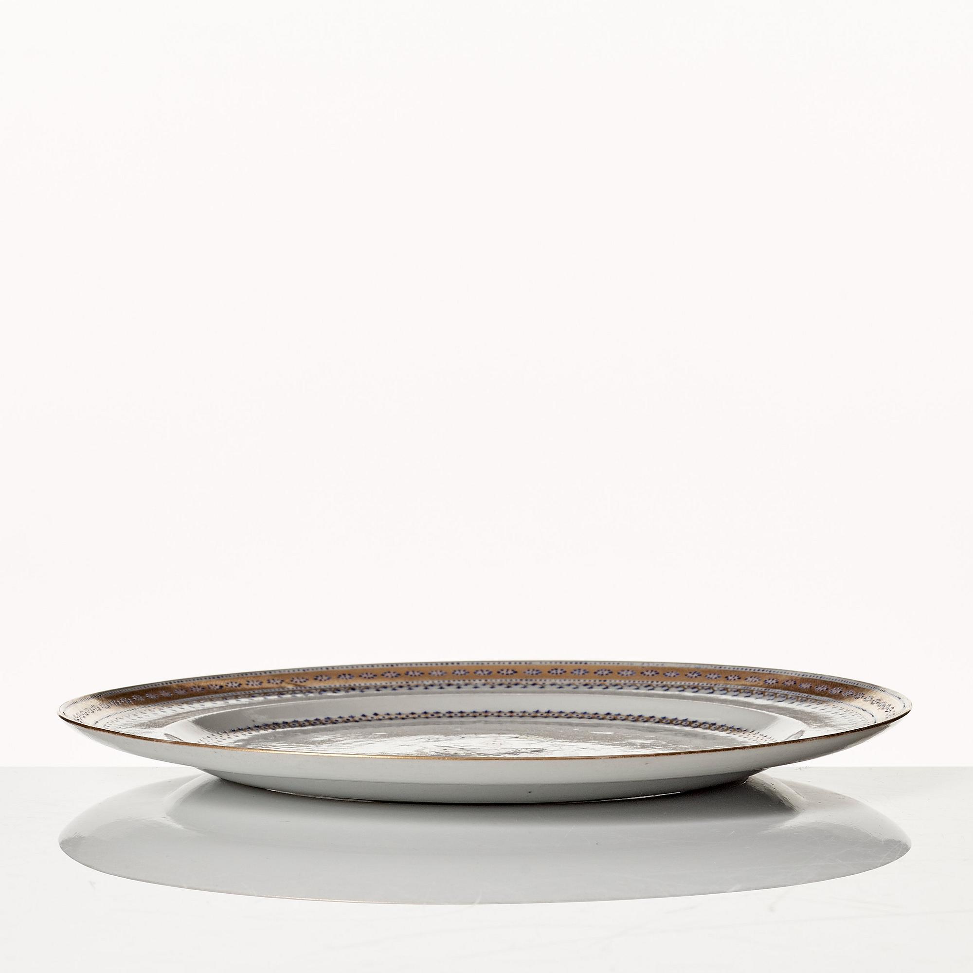 An armorial dinner plate, Qing dynasty, Jiaqing (1796-1820).