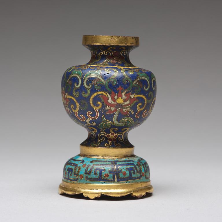 VAS, cloisonné. Qingdynastin, 1700-tal.