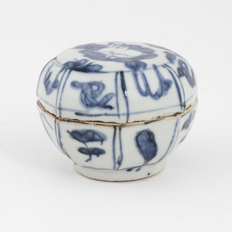 A blue and white porcelain box with cover, probably Ming dynasty.