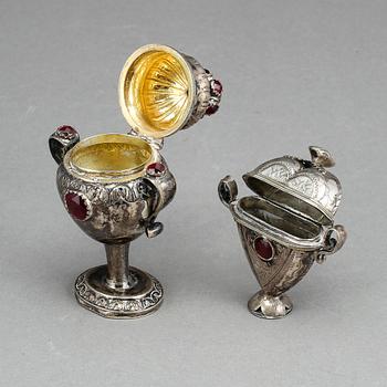 LUKTDOSOR, 2 st, silver, en ostämplad, en med dubbel mästarstämpel ICB, 1800-tal.