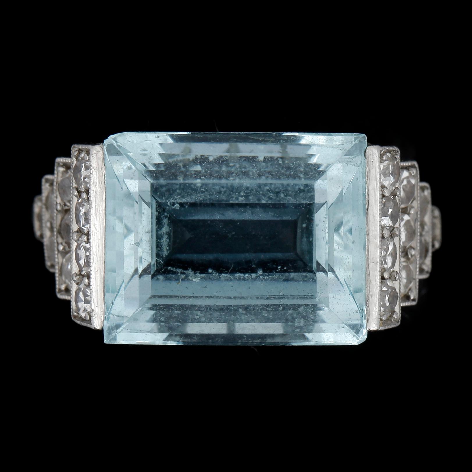 RING, platina med akvamarin och åttkanslipade diamanter tot ca0,30ct. Vikt 4g.