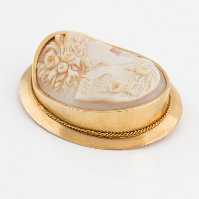 Brooch in 18K gold with shell cameo.