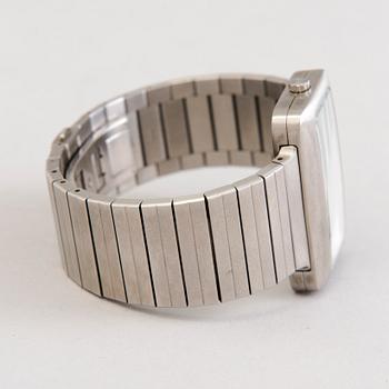 ISSEY MIYAKE, rannekello 28 x 39 mm, design Harri Koskinen.