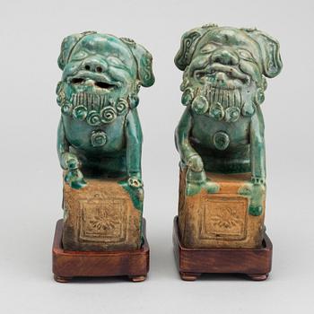A pair of Chinese glazed earthenware figurines, 20th century.